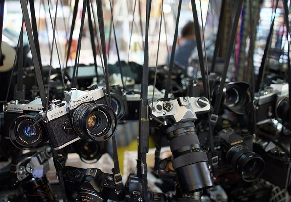 в Гонконге прямо на улице продают любые камеры: от пленочных механических до новейших цифрозеркалок